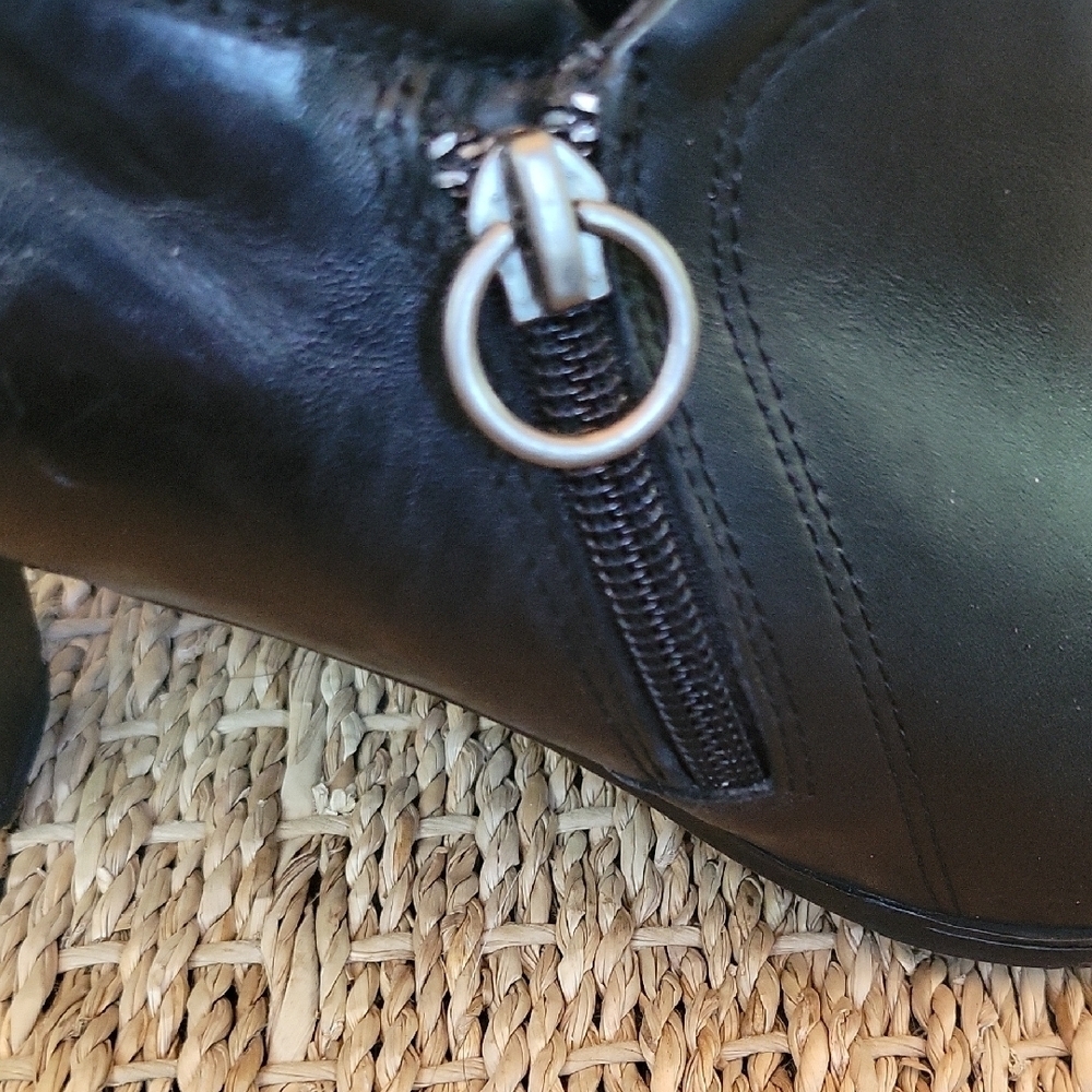 Liz Claiborne Flex Black Leather Heeled Boots with Pointed Toe & Zipper Size 8 - Picture 3 of 9